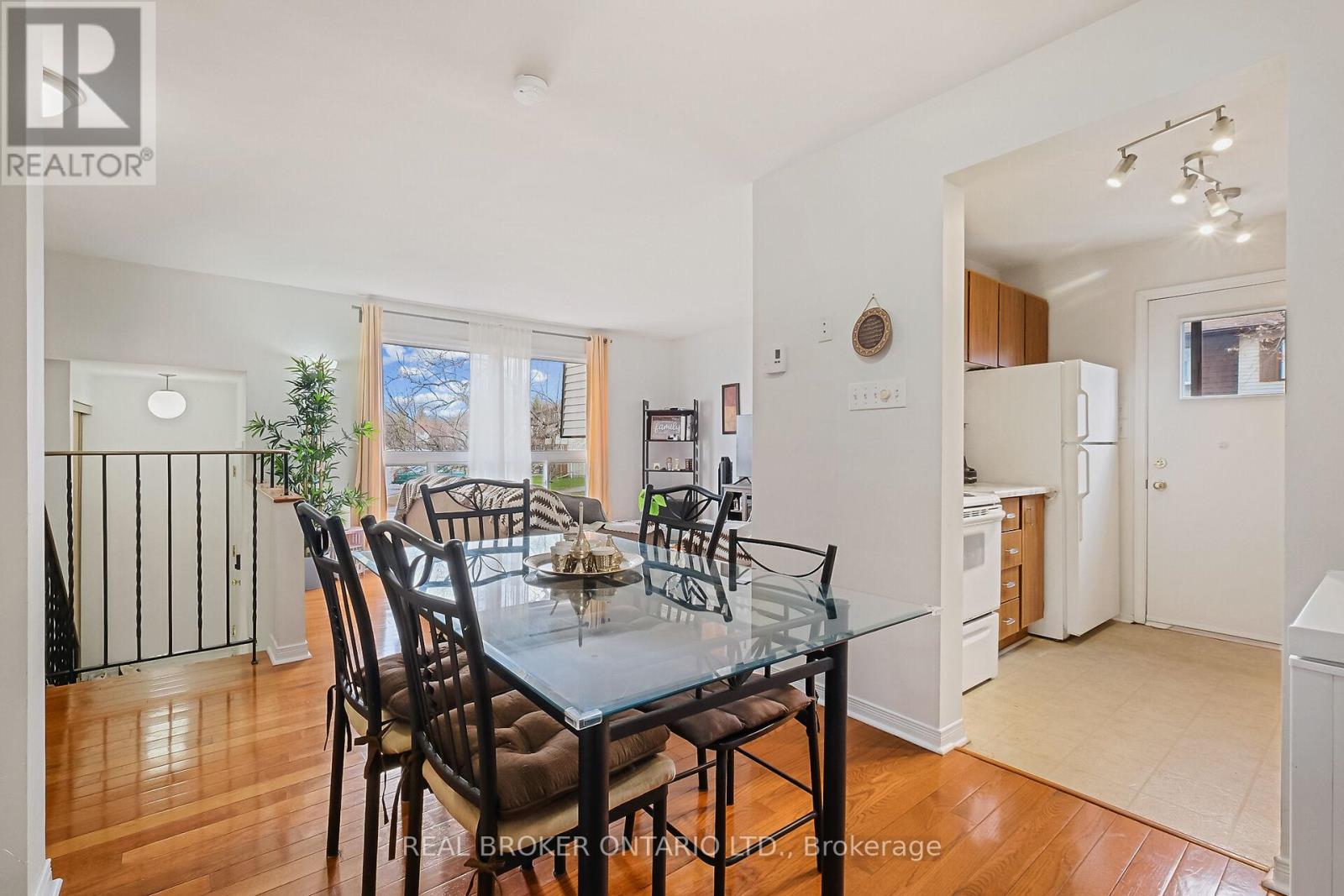 61 Pixley Private, Ottawa, Ontario  K1G 4C3 - Photo 8 - X12113252
