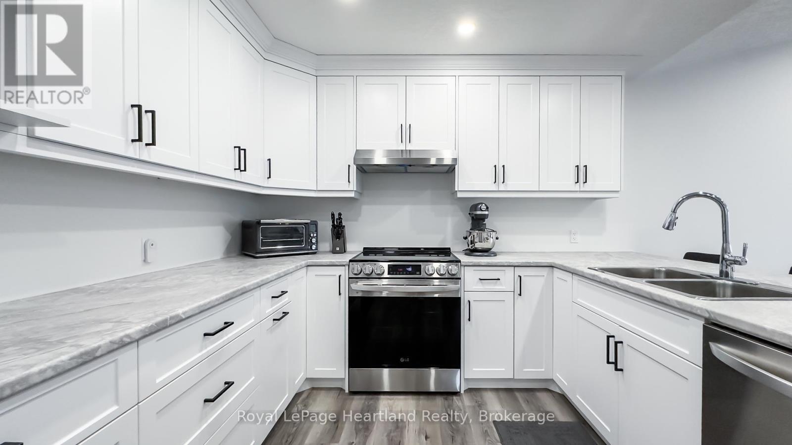 86 Osborne Street, Central Huron, Ontario  L0M 1L0 - Photo 9 - X12113290