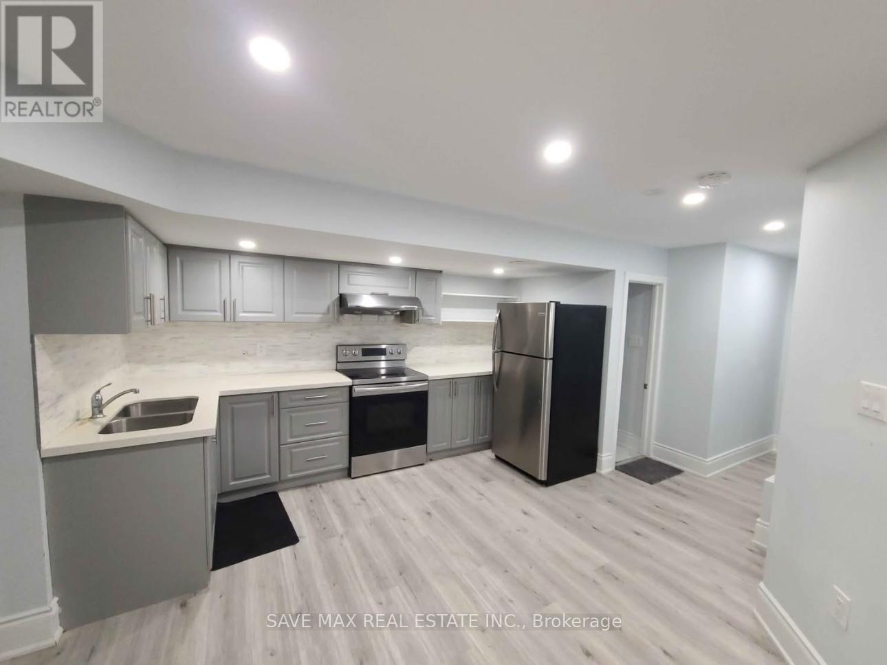 54 Oconnor Crescent S, Brampton, Ontario  L7A 5A6 - Photo 4 - W12113253
