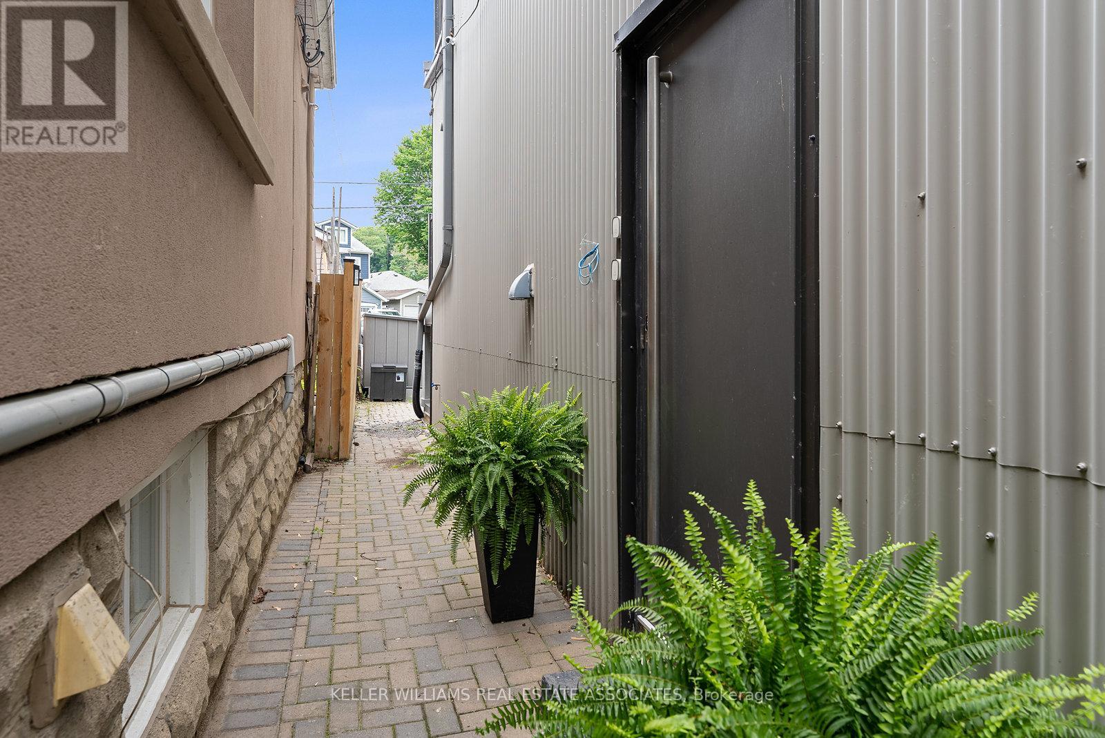 1 - 2504 Lakeshore Boulevard W, Toronto (Mimico), Ontario  M8V 1E1 - Photo 3 - W12113302