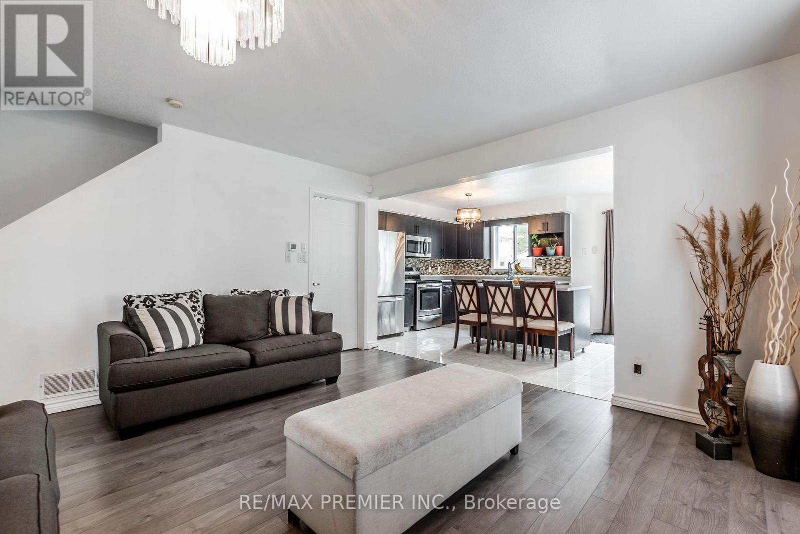 23 Chester Drive, Cambridge, Ontario  N1T 2C4 - Photo 3 - X12113212
