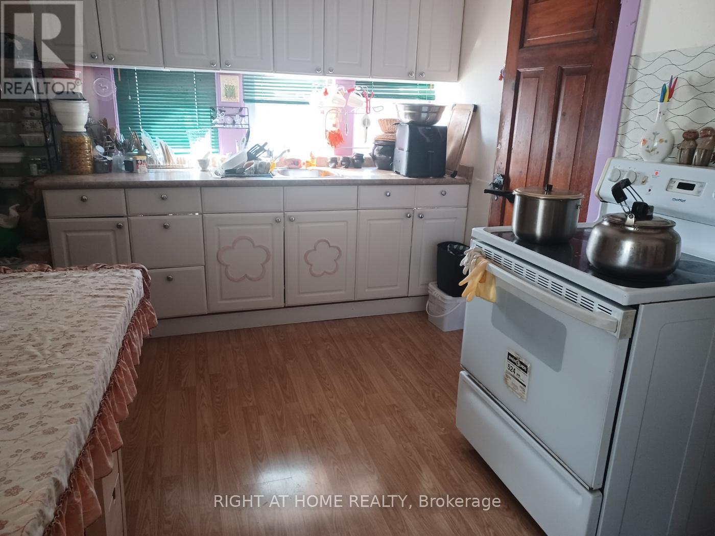 52 Sykes Street S, Meaford, Ontario  N4L 1E3 - Photo 12 - X12113314