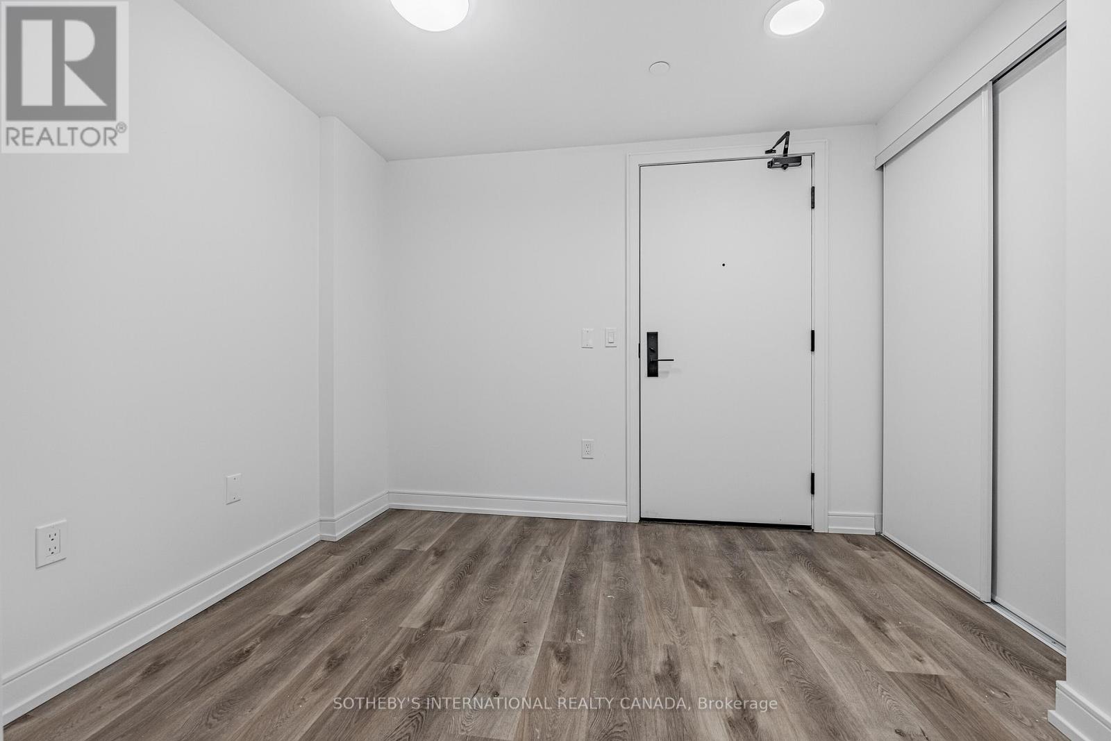 516 - 1 Jarvis Street, Hamilton, Ontario  L8R 3J2 - Photo 2 - X12113332