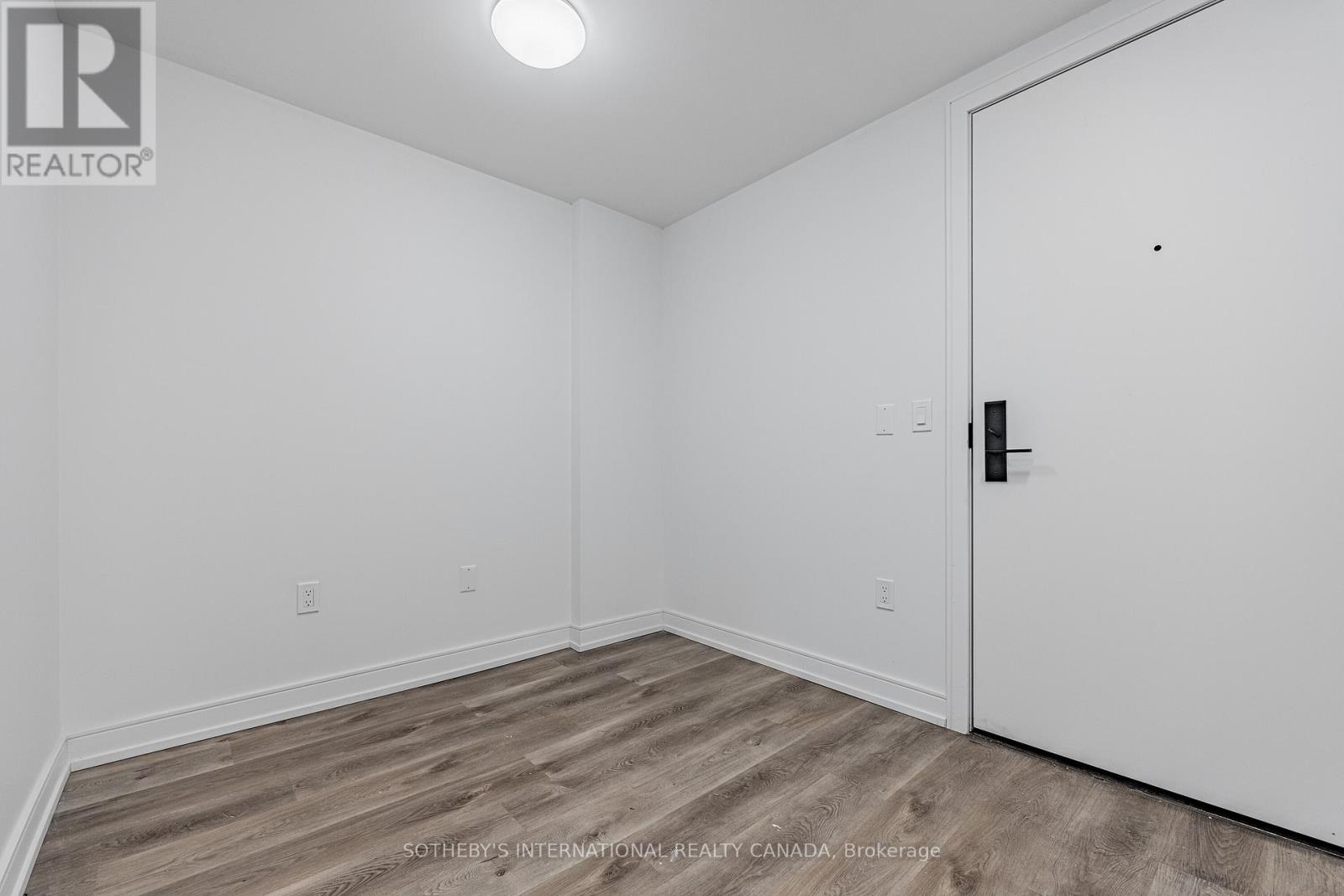 516 - 1 Jarvis Street, Hamilton, Ontario  L8R 3J2 - Photo 3 - X12113332