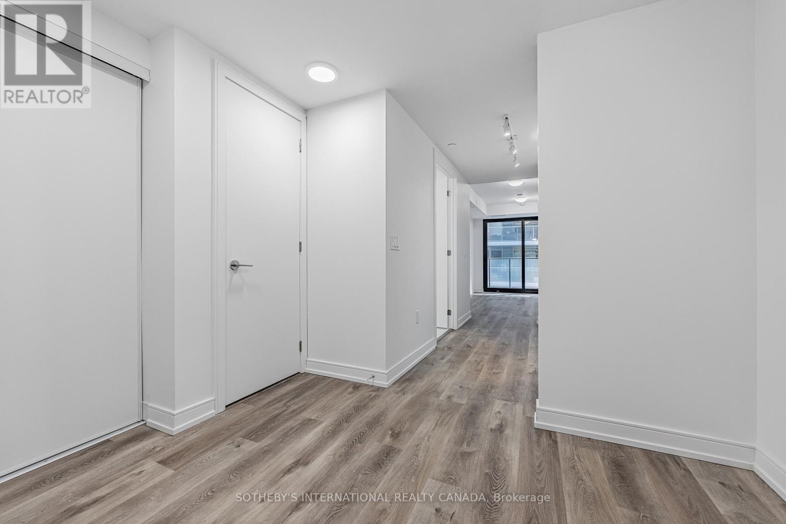 516 - 1 Jarvis Street, Hamilton, Ontario  L8R 3J2 - Photo 4 - X12113332