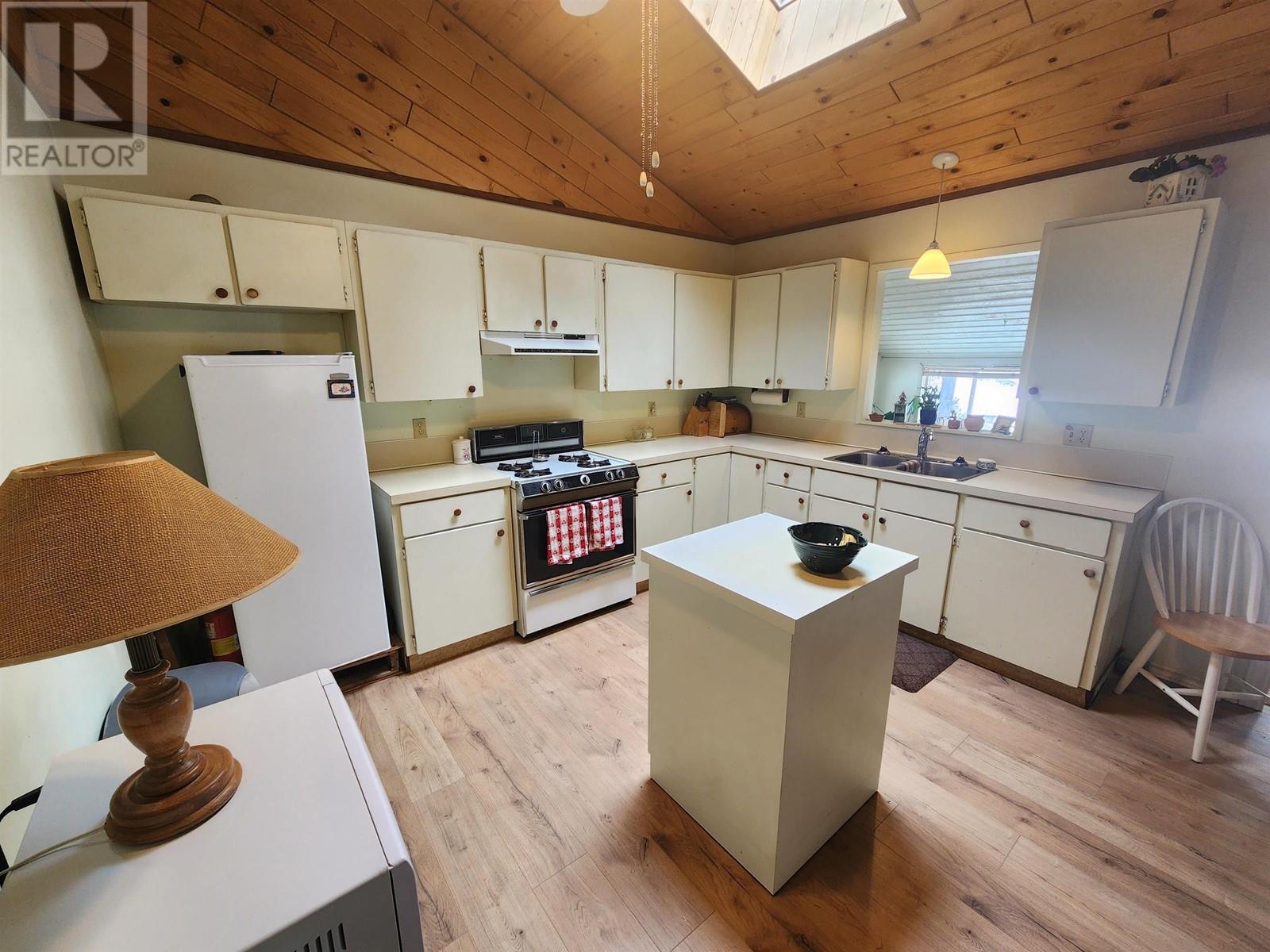 7344 E Young Lake Road, 70 Mile House, British Columbia  V0K 2K2 - Photo 25 - R2972086