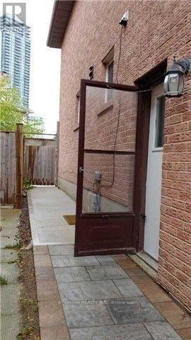 655 Brougham Place, Mississauga, Ontario  L5B 2Z5 - Photo 13 - W12113400