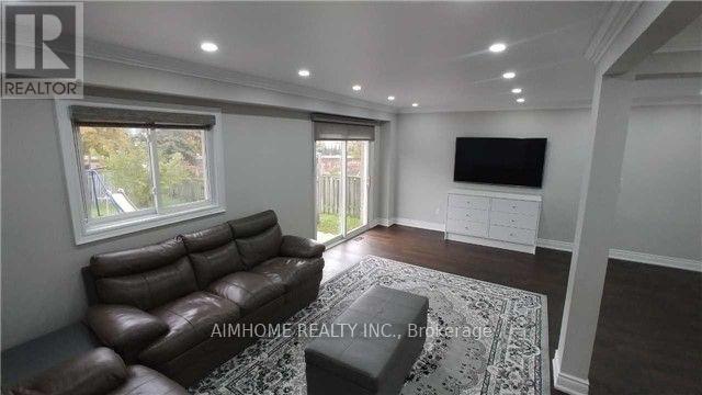 655 Brougham Place, Mississauga, Ontario  L5B 2Z5 - Photo 4 - W12113400