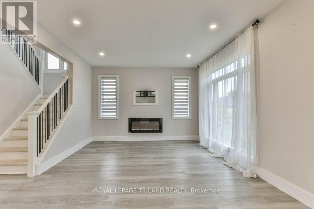 51 Elliott Street, Strathroy-Caradoc, Ontario N7G 3H4 - Photo 8 - X12113515