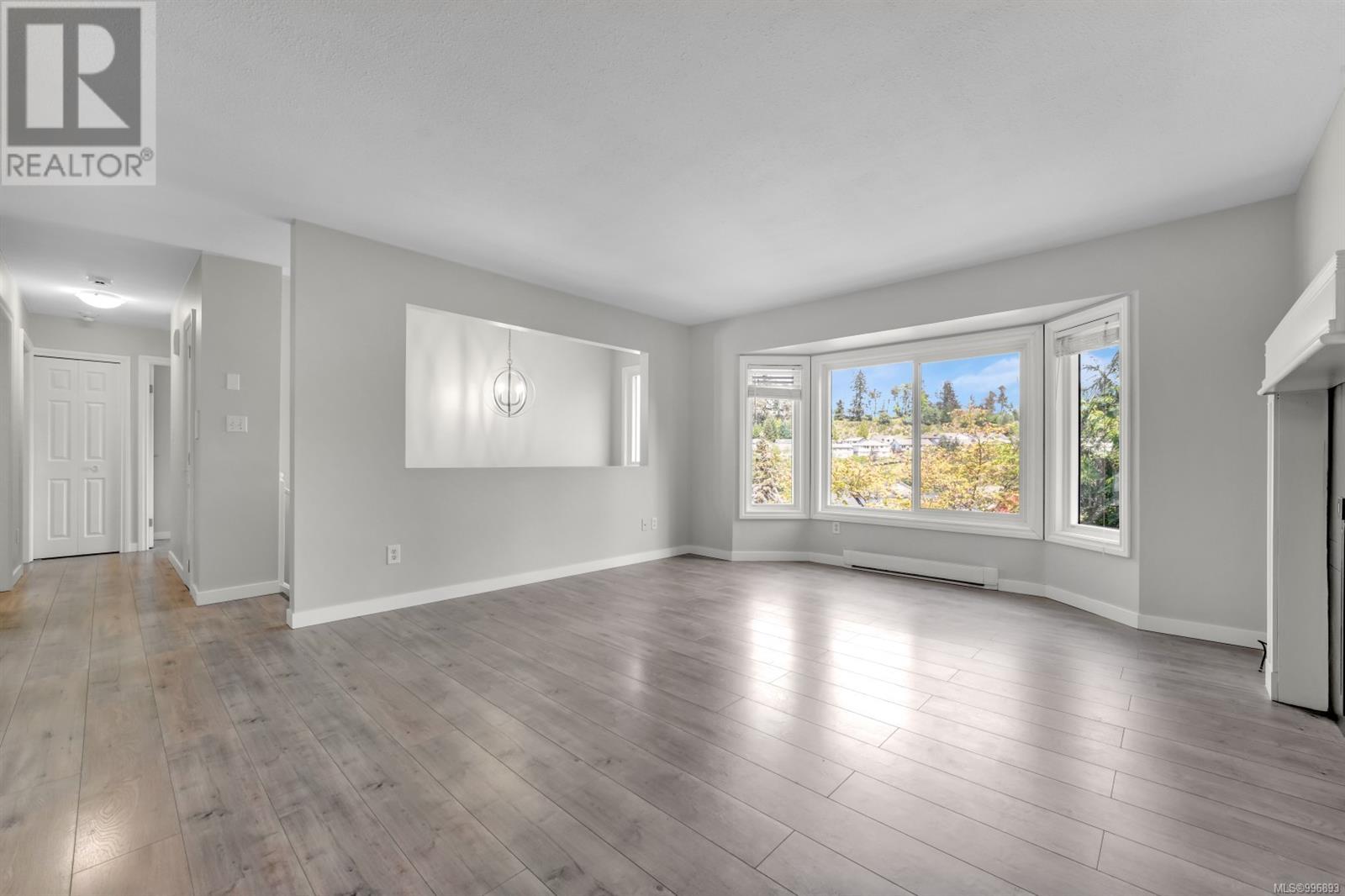 Property at 4546 Woodwinds Cres image 4