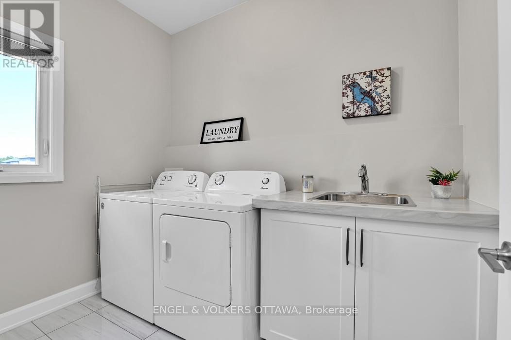 313 St Tropez Street, Russell, Ontario  K0A 1W0 - Photo 11 - X12113483