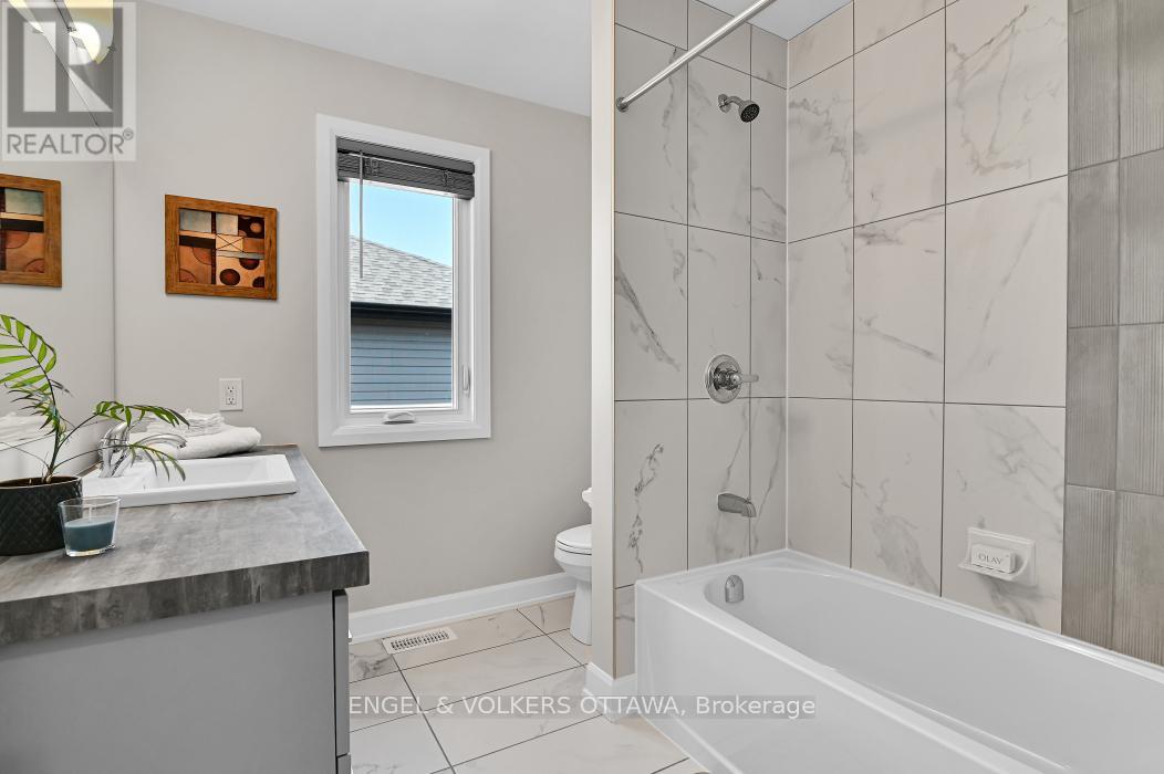313 St Tropez Street, Russell, Ontario  K0A 1W0 - Photo 23 - X12113483