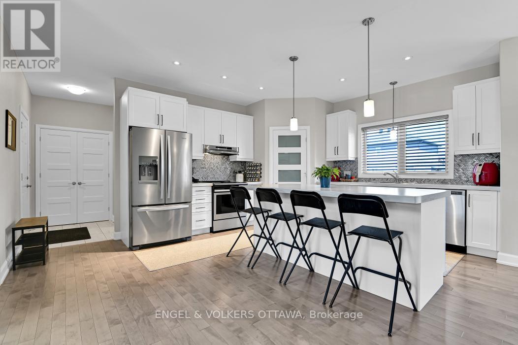 313 St Tropez Street, Russell, Ontario  K0A 1W0 - Photo 6 - X12113483