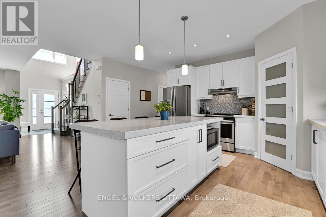 313 St Tropez Street, Russell, Ontario  K0A 1W0 - Photo 9 - X12113483