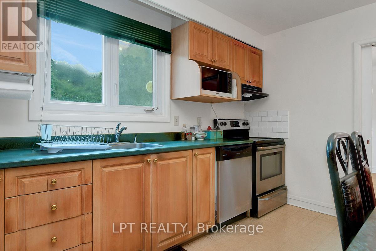 2412 Rosewood Avenue, Ottawa, Ontario  K2B 7L4 - Photo 12 - X12113523