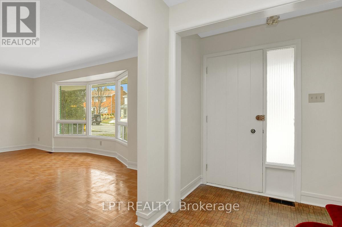 2412 Rosewood Avenue, Ottawa, Ontario  K2B 7L4 - Photo 4 - X12113523