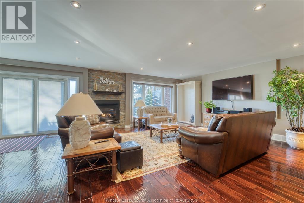 Property at 63 FAIRWAY CRESCENT image 4