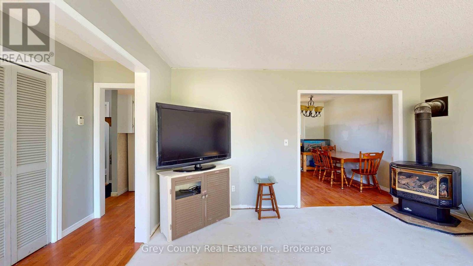 102 Glenwood Place, West Grey, Ontario  N0C 1H0 - Photo 11 - X12113548