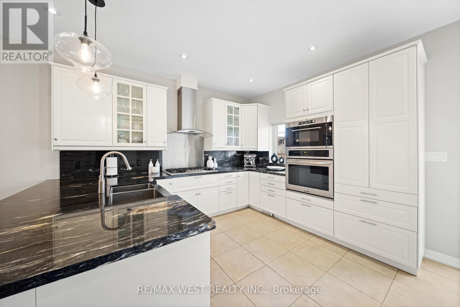 714 Willard Avenue, Toronto, Ontario  M6S 3S5 - Photo 7 - W12111279