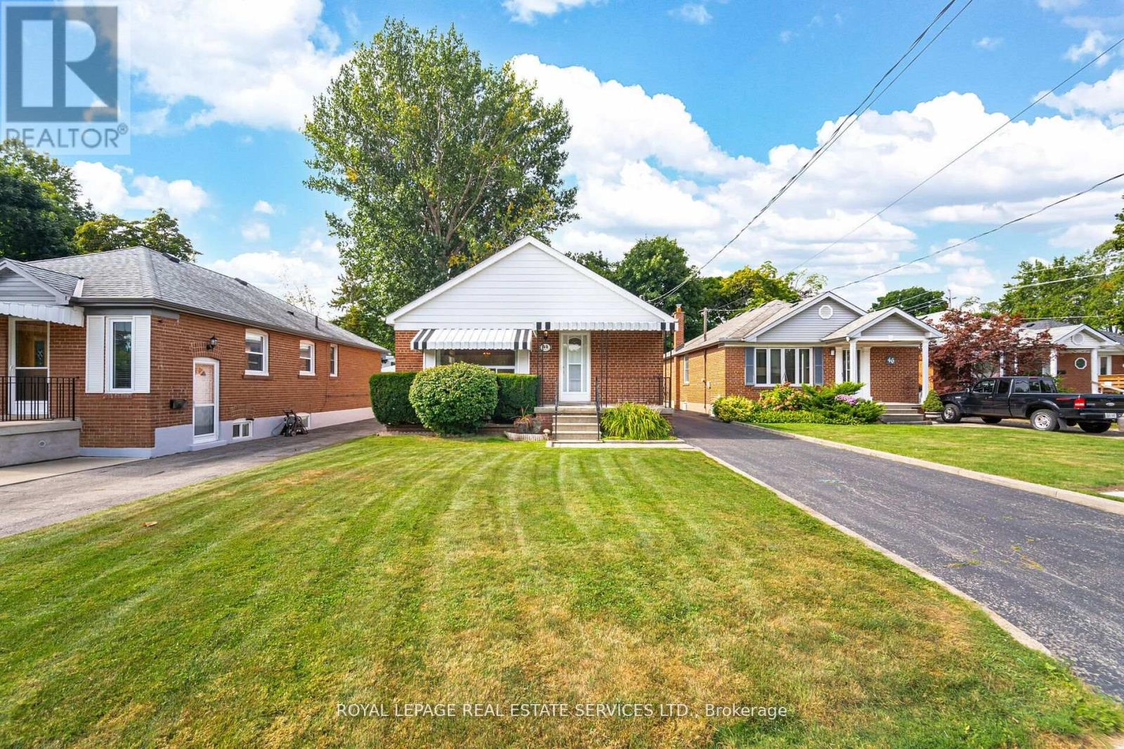 Property at 44 MAPLE AVENUE N image 2
