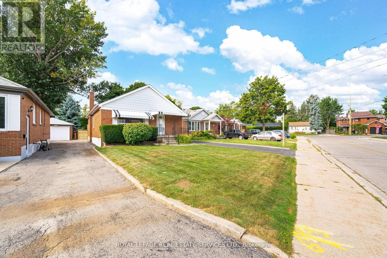 Property at 44 MAPLE AVENUE N image 3