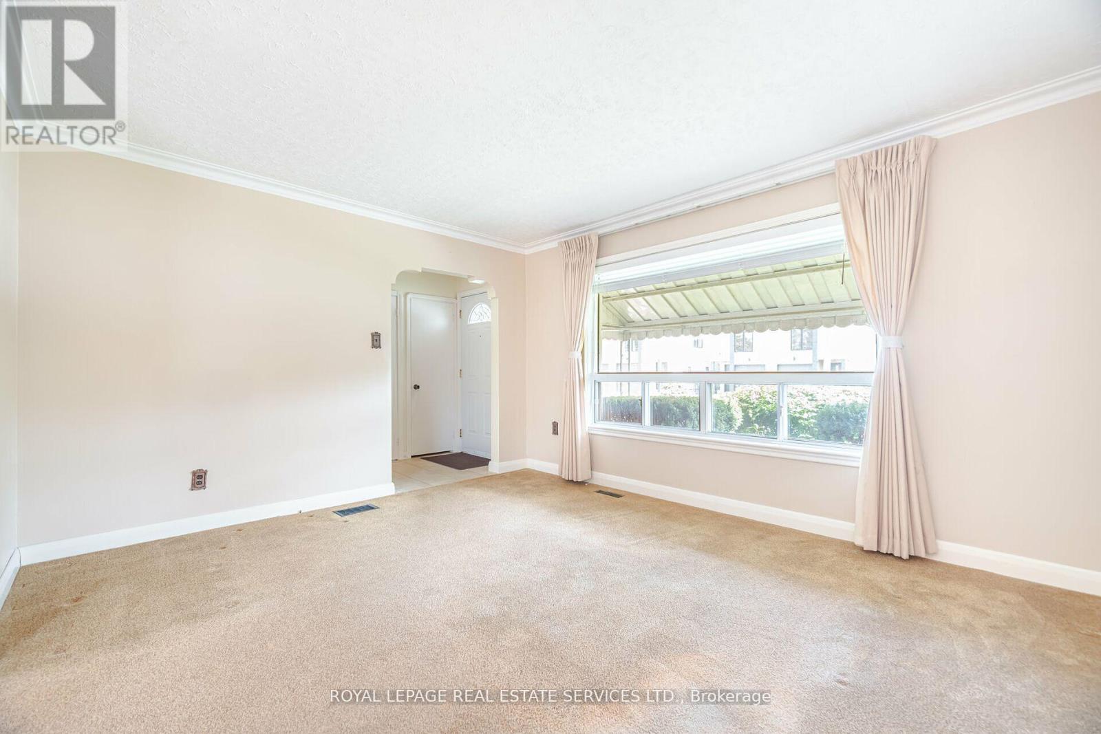 44 Maple Avenue N, Mississauga, Ontario  L5H 2S1 - Photo 8 - W12113540