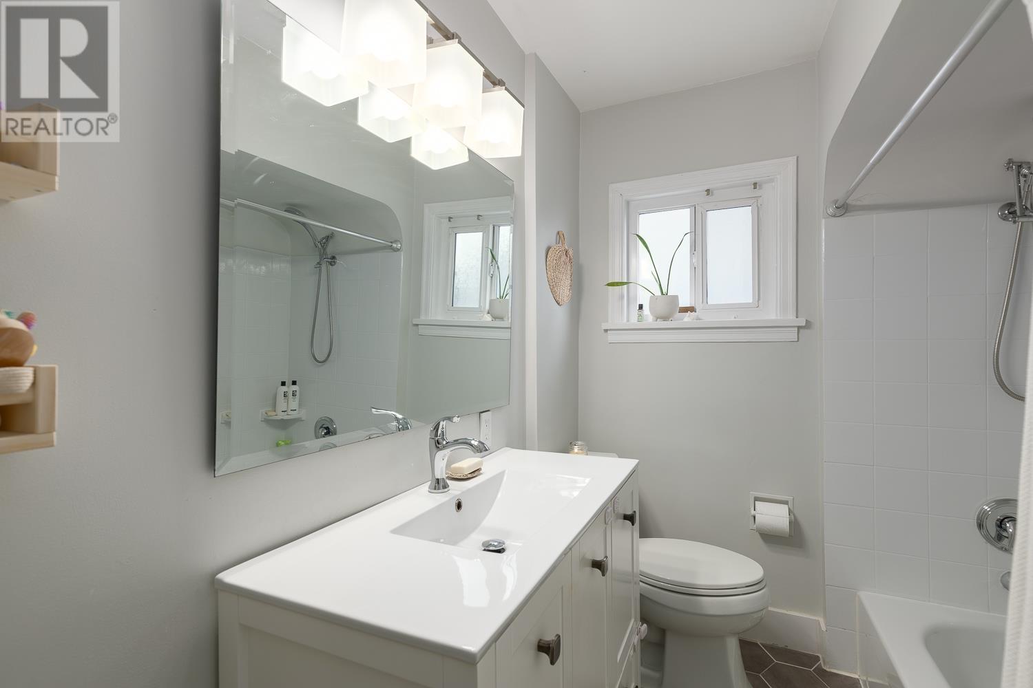 Listing Picture 14 of 25 : 1596 E 33RD AVENUE, Vancouver / 溫哥華 - 魯藝地產 Yvonne Lu Group - MLS Medallion Club Member