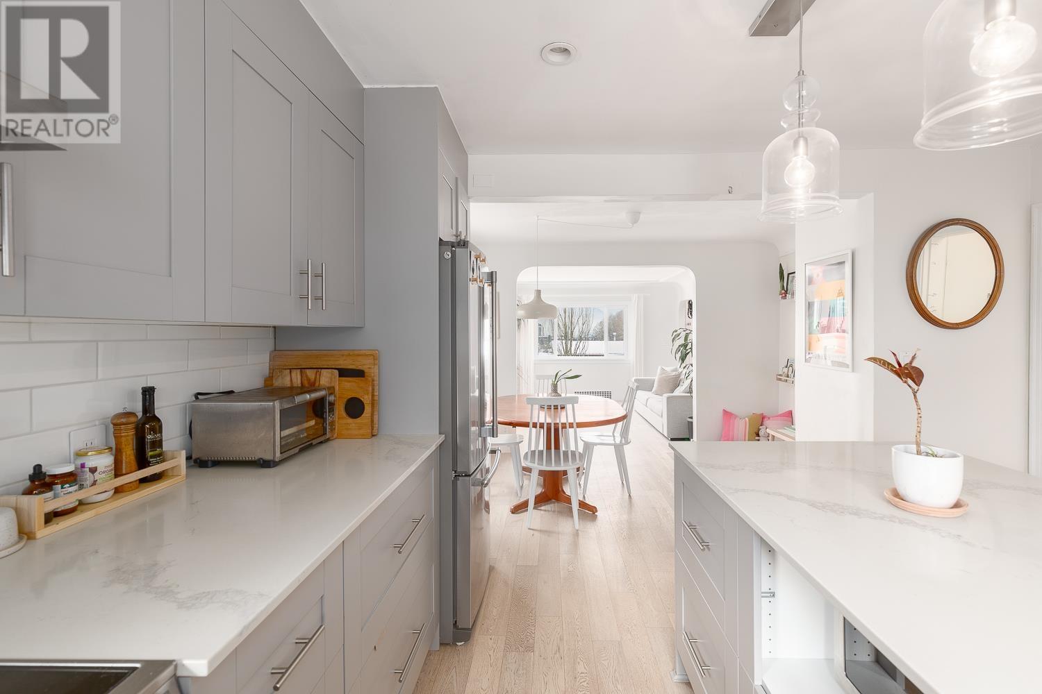 Listing Picture 8 of 25 : 1596 E 33RD AVENUE, Vancouver / 溫哥華 - 魯藝地產 Yvonne Lu Group - MLS Medallion Club Member