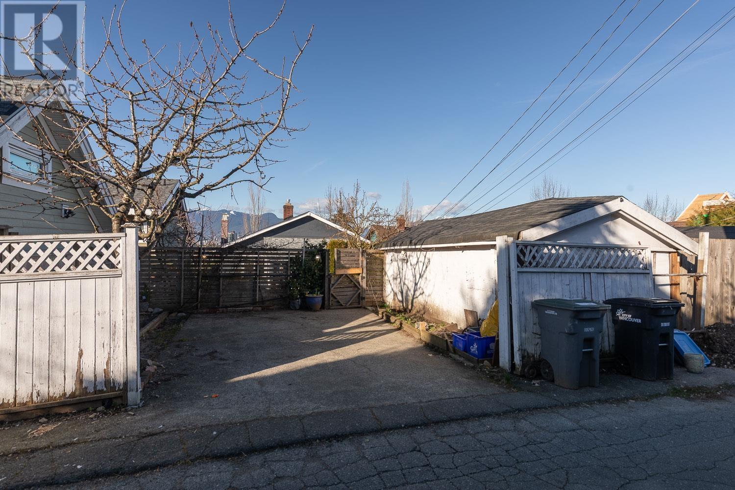 Listing Picture 24 of 25 : 1596 E 33RD AVENUE, Vancouver / 溫哥華 - 魯藝地產 Yvonne Lu Group - MLS Medallion Club Member