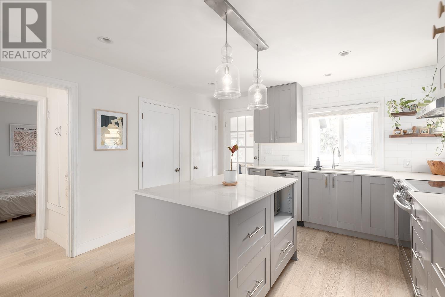 Listing Picture 9 of 25 : 1596 E 33RD AVENUE, Vancouver / 溫哥華 - 魯藝地產 Yvonne Lu Group - MLS Medallion Club Member