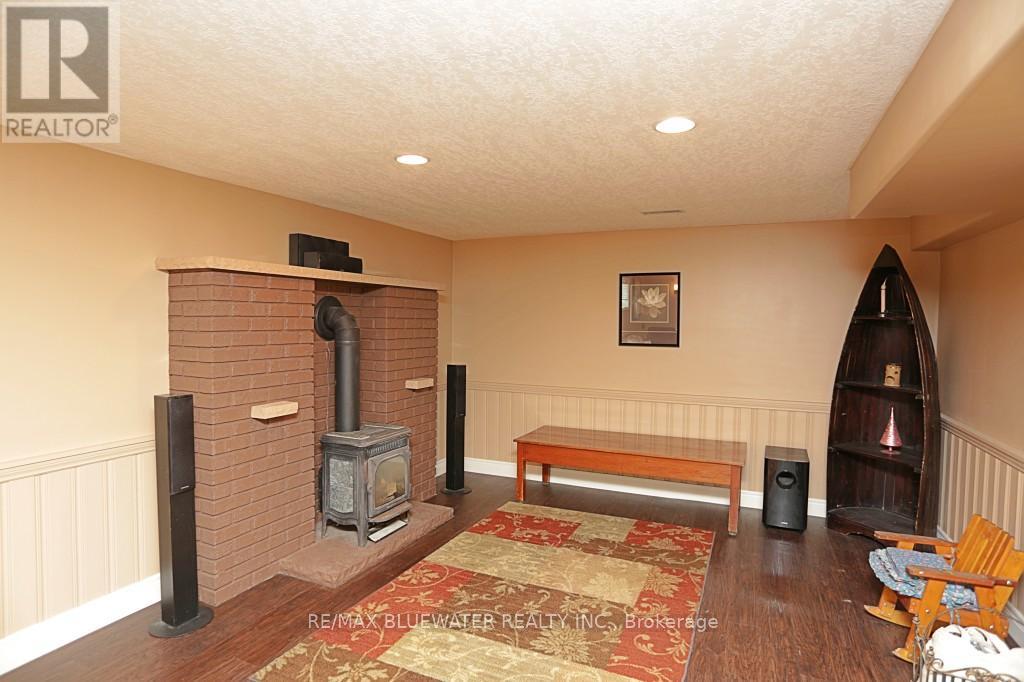 46 Hill Street, Lambton Shores, Ontario  N0M 1T0 - Photo 18 - X12113556