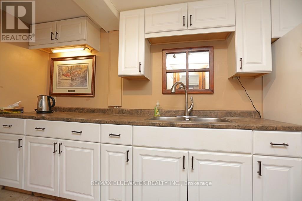 46 Hill Street, Lambton Shores, Ontario  N0M 1T0 - Photo 20 - X12113556