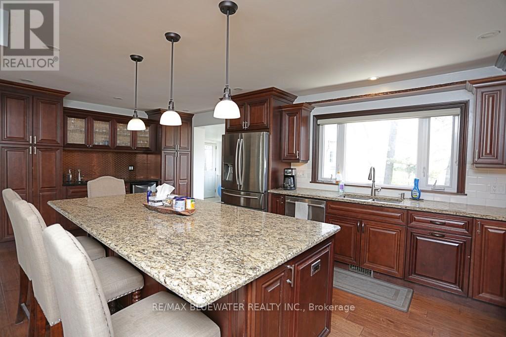 46 Hill Street, Lambton Shores, Ontario  N0M 1T0 - Photo 11 - X12113556