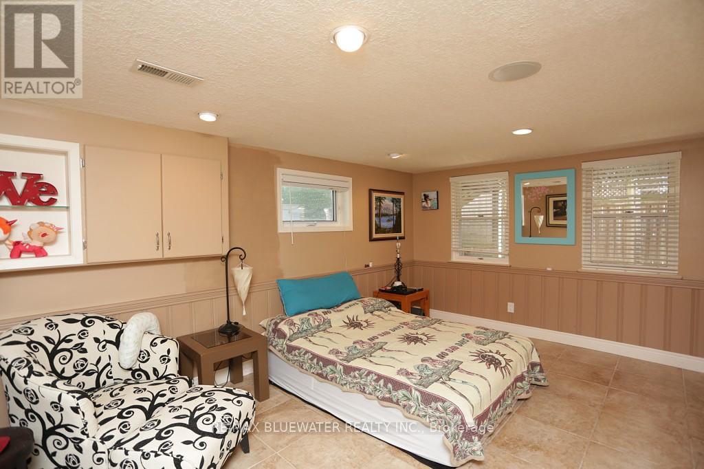 46 Hill Street, Lambton Shores, Ontario  N0M 1T0 - Photo 26 - X12113556