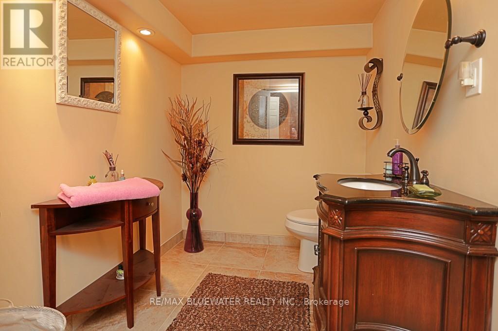 46 Hill Street, Lambton Shores, Ontario  N0M 1T0 - Photo 31 - X12113556