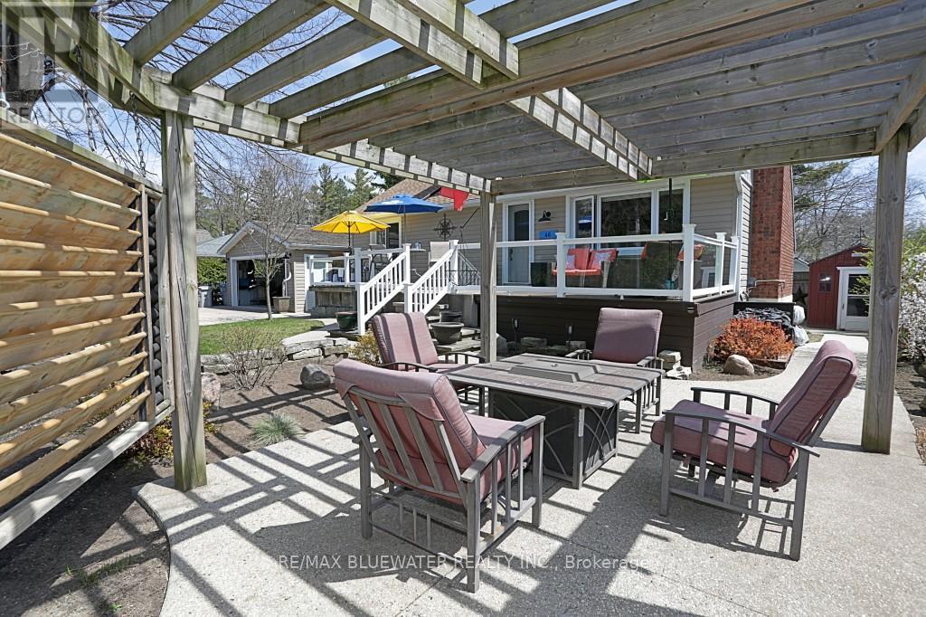 46 Hill Street, Lambton Shores, Ontario  N0M 1T0 - Photo 4 - X12113556