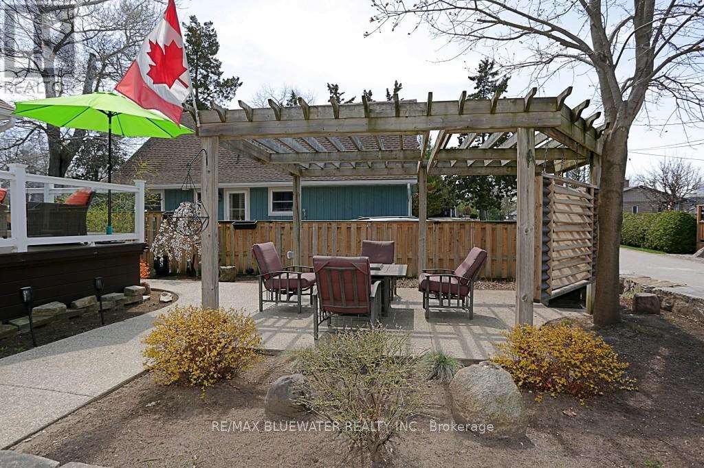 46 Hill Street, Lambton Shores, Ontario  N0M 1T0 - Photo 5 - X12113556