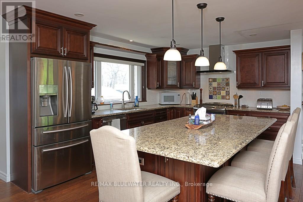 46 Hill Street, Lambton Shores, Ontario  N0M 1T0 - Photo 8 - X12113556