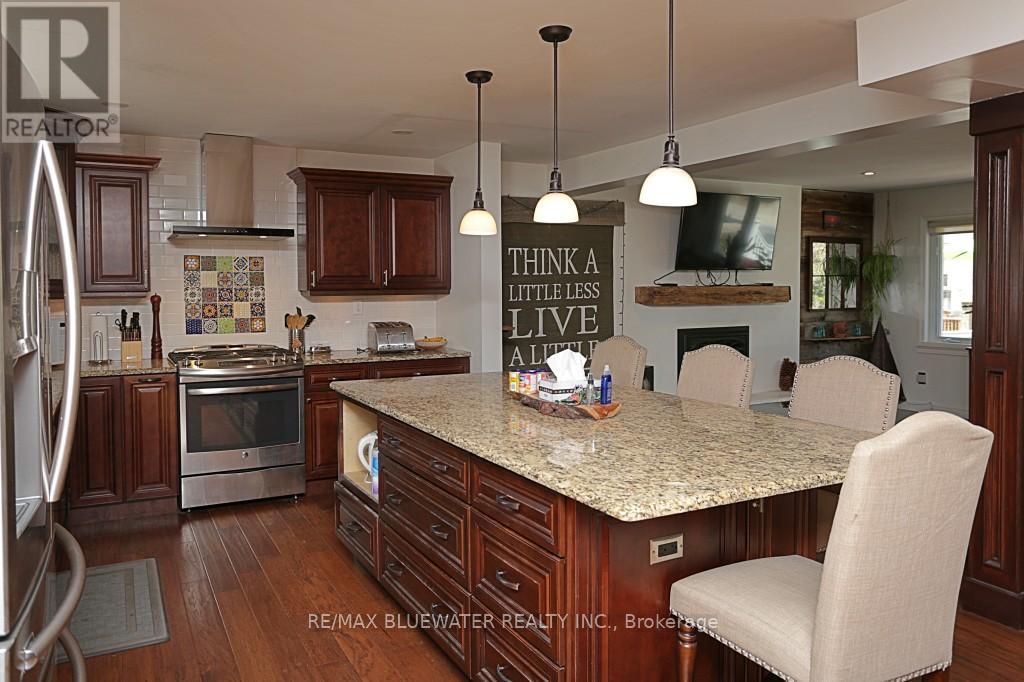 46 Hill Street, Lambton Shores, Ontario  N0M 1T0 - Photo 9 - X12113556