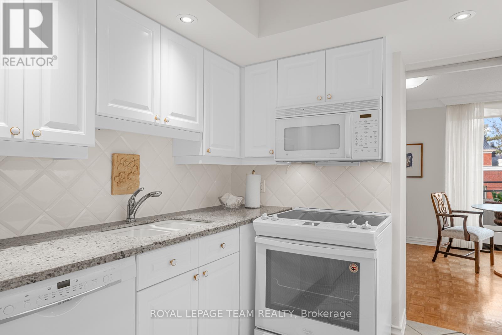 Property at 3D - 300 QUEEN ELIZABETH DRIVE image 5
