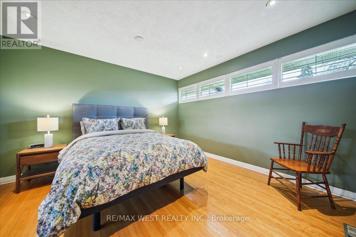 27 Orkney Crescent, Toronto, Ontario  M9A 2T4 - Photo 13 - W12113244