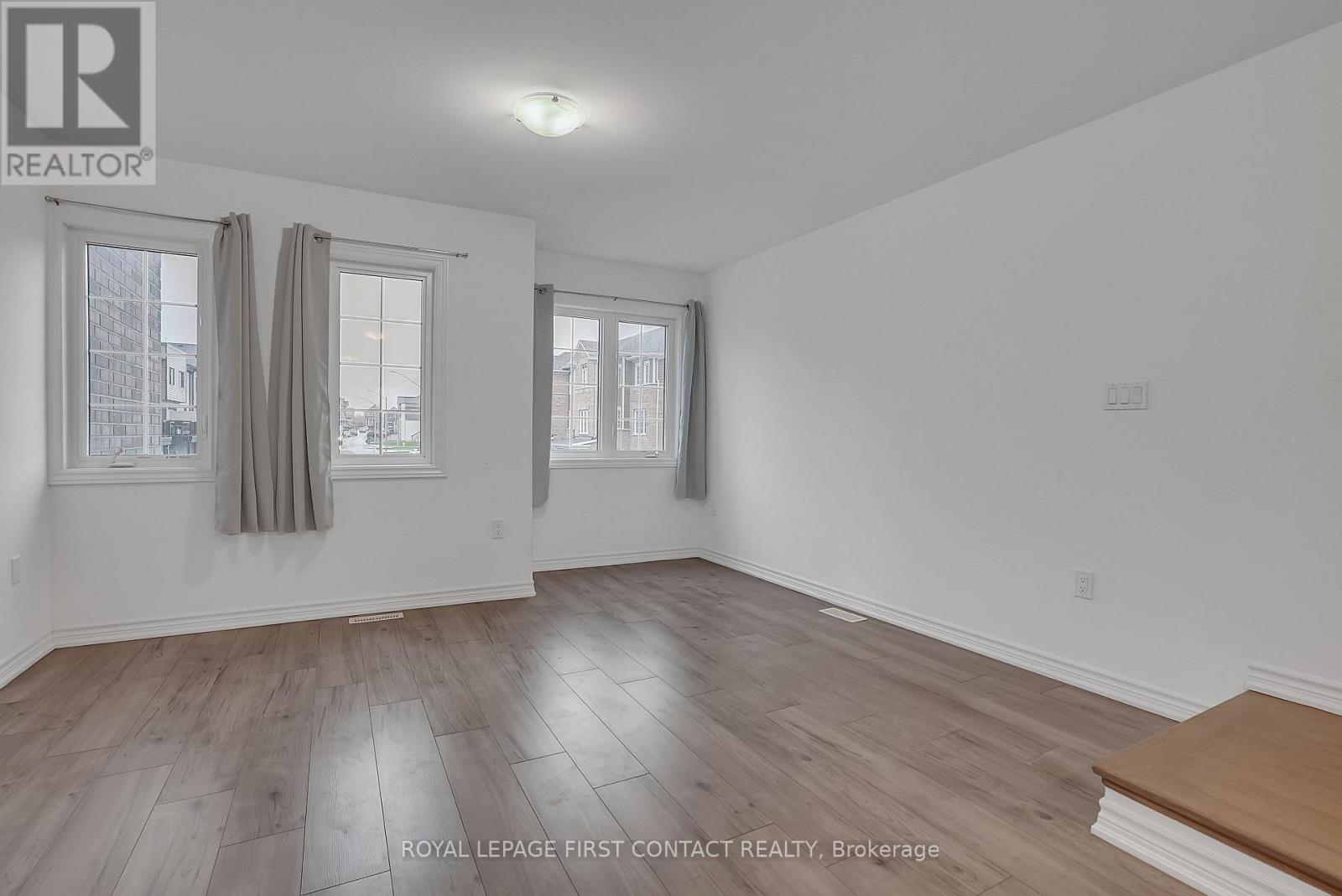 49 Pumpkin Corner Crescent, Barrie, Ontario  L9J 0T7 - Photo 10 - S12113585