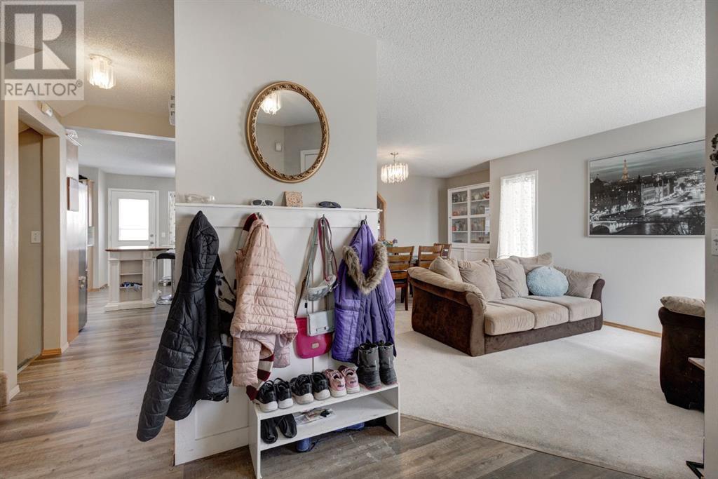 21 Hidden Ranch Circle Nw, Calgary, Alberta  T3A 5N8 - Photo 3 - A2211326