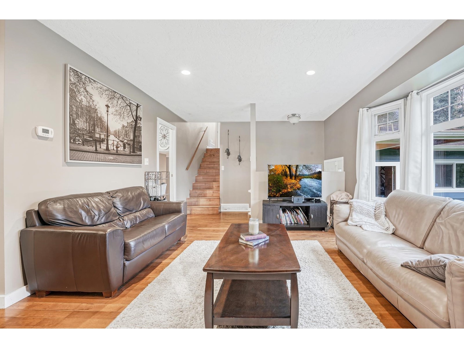 Property at 2488 CAMERON CRESCENT image 3