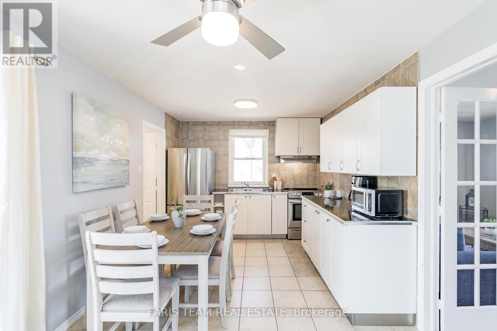 24 Old Mosley Street, Wasaga Beach, Ontario  L9Z 2J8 - Photo 4 - S12113405