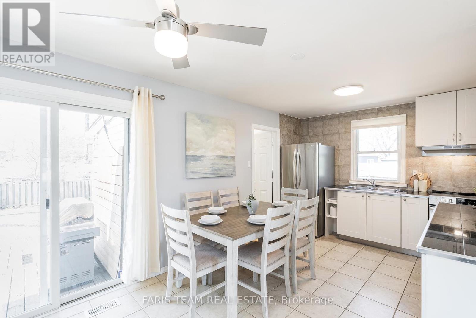 24 Old Mosley Street, Wasaga Beach, Ontario  L9Z 2J8 - Photo 3 - S12113405