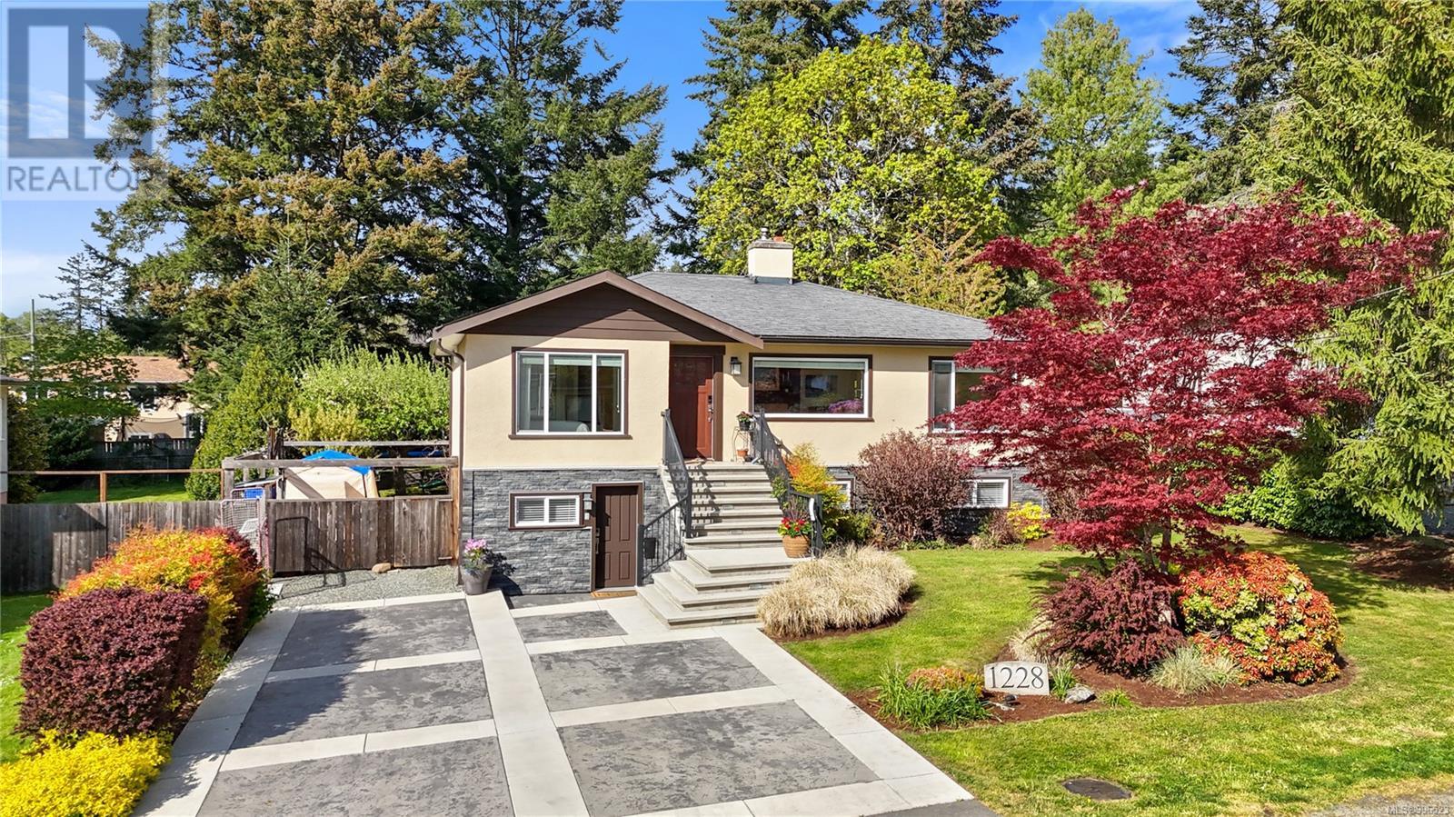 1228 Pearce Cres, Saanich, British Columbia