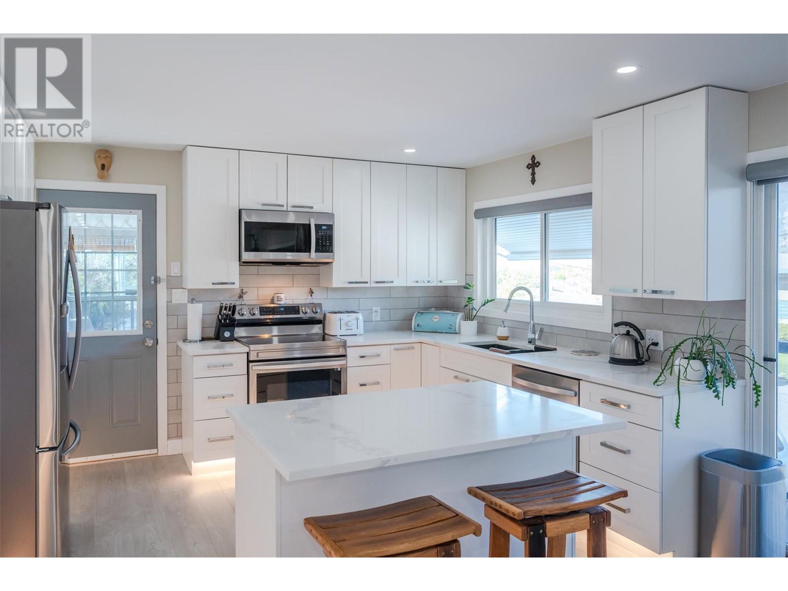 102 Pineview Place, Penticton, British Columbia  V2A 3R4 - Photo 2 - 10345733