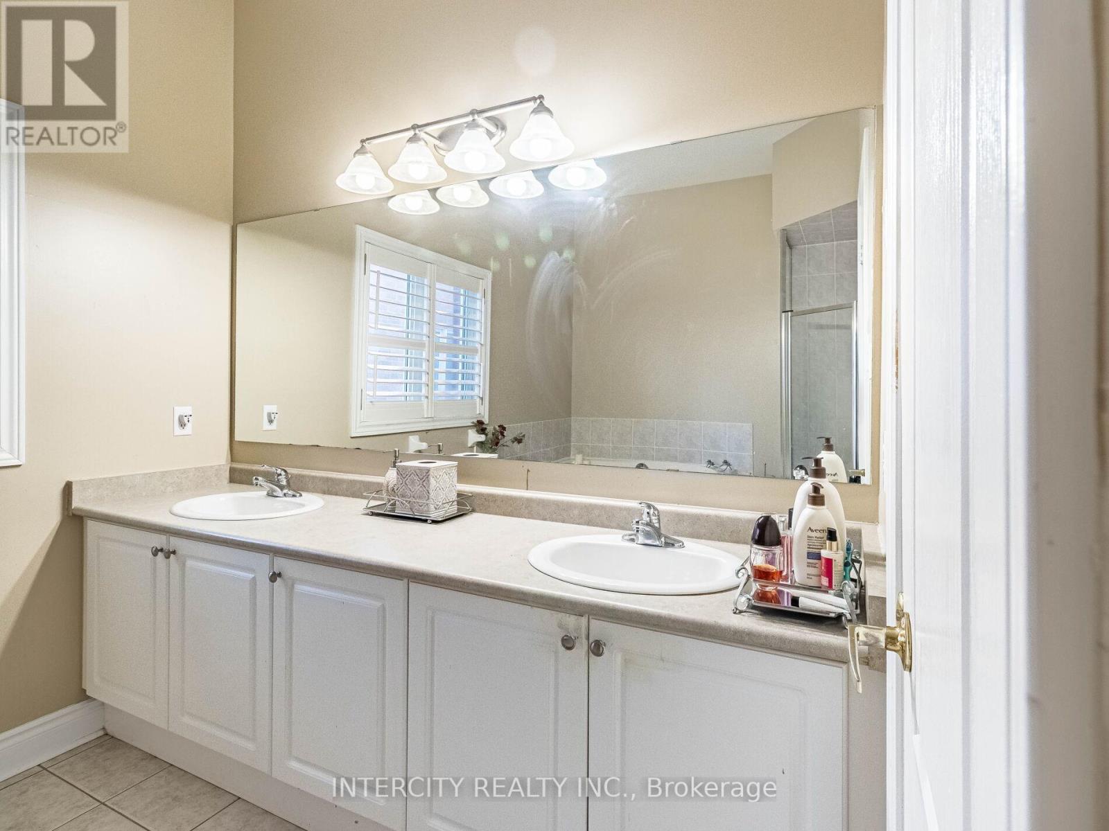 35 Fontainebleu Road, Brampton, Ontario  L6P 1Z1 - Photo 17 - W12113624