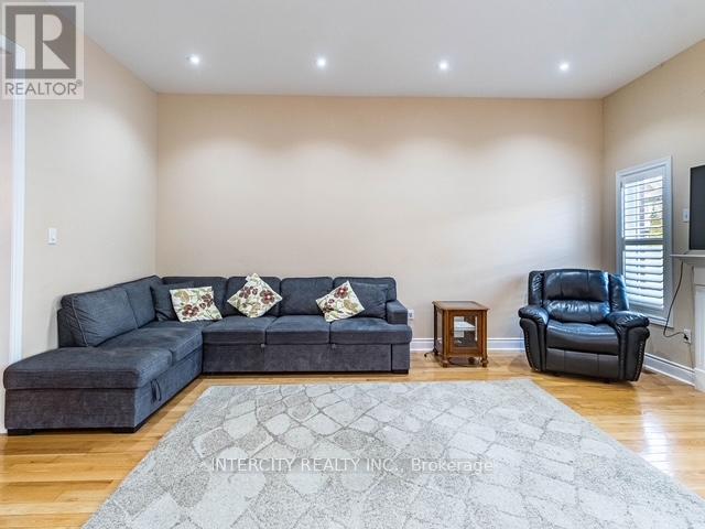 35 Fontainebleu Road, Brampton, Ontario  L6P 1Z1 - Photo 8 - W12113624